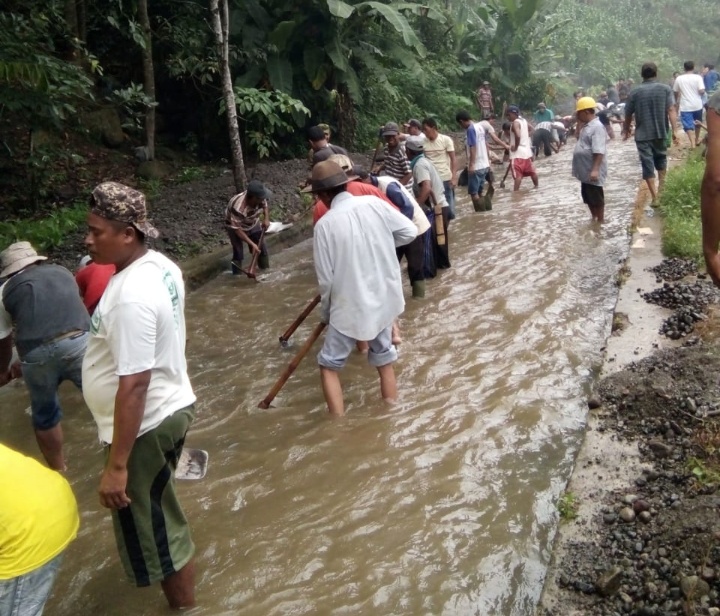 Bersama Masyarakat 8 Desa, Koramil 02/Kota Laksanakan Kegiatan Gotong Royong Perbaikan Saluran Irigasi