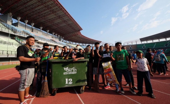 Aksi Bersih Bersih Ribuan Bonek Surabaya dan ASN di Stadion GBT