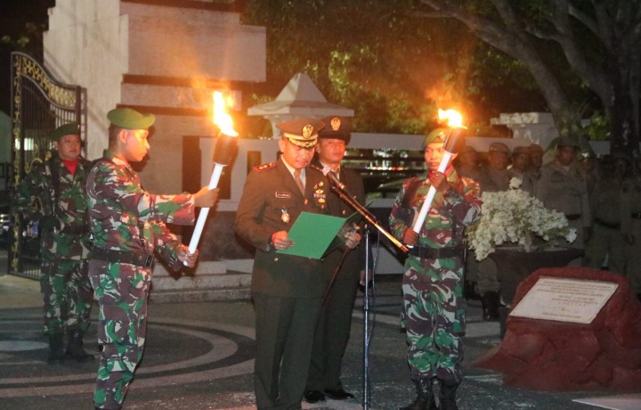 Diterangi 2 Obor, Apel Kehormatan dan Renungan Suci di Pacitan Penuh Khidmat