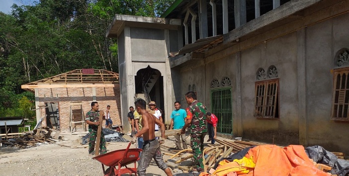 Babinsa Koramil 16/Batang Natal Bersama Warga Kompak Bergotong Di Mesjid Al Falaq