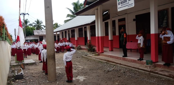 Pimpin Upacara Bendera di Sekolah, Babinsa Koramil 13/Panyabungan Berikan Arahan Tentang Kedisiplinan