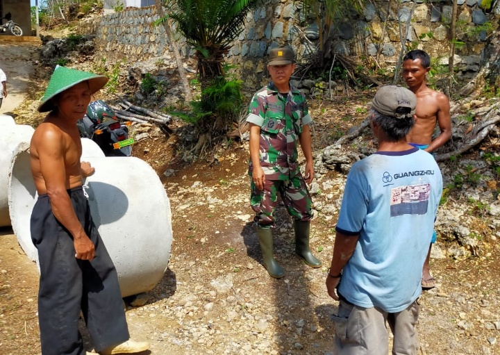 Setelah Ditinjau, Progam Jambanisasi dan Pipanisasi di Sudimoro Pacitan Digelontor Material