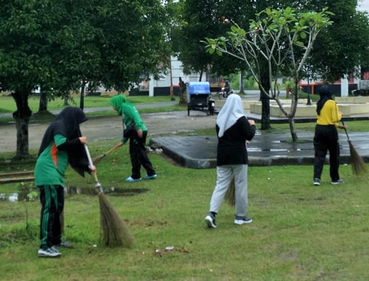 Cipta Kondisi Lingkungan Bersih, DLH Labuhanbatu Lakukan Gotong Royong