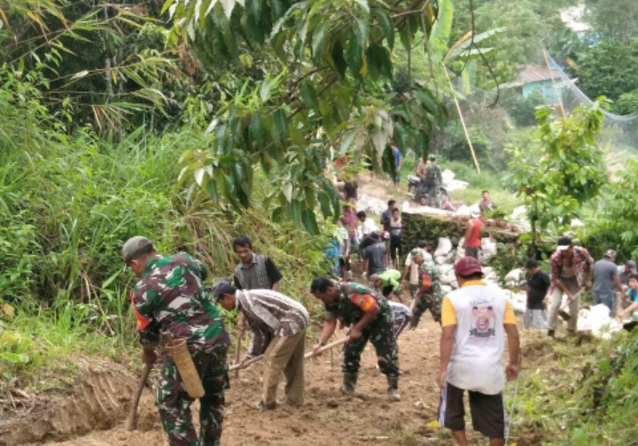 Bersama Puluhan Warga, Babinsa Koramil 15/Muara Sipongi Gotong Royong Bangun Jalan