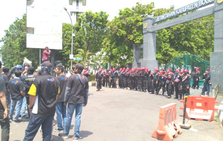 Demo Buruh di Depan Kantor Bupati Bogor