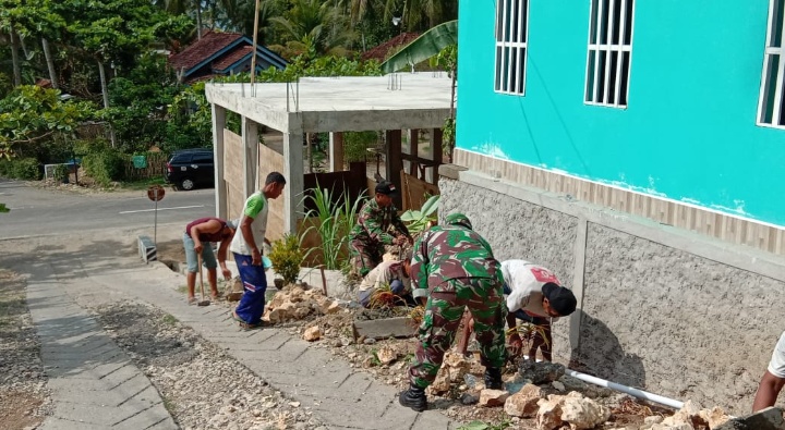 Begini, Kekompakan TNI Bersama Masyarakat Dalam Karya Bakti di Desa Jetak Pacitan