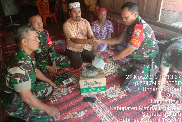 Sampaikan Bela Sungkawa, Babinsa Koramil 16/Batang Natal Serahkan Bantuan Sembako Kepada Keluarga Korban Bayi 