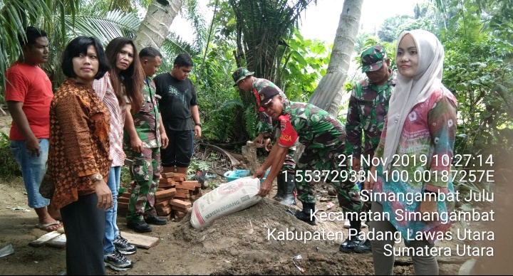 Bersama Petugas Kesehatan, Babinsa Koramil 05/PB Bangun Jamban Bagi Keluarga Sehat