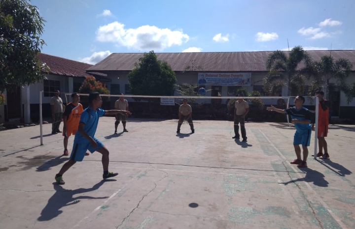 Bersama Guru Olahraga, Babinsa Koramil 09/Sosa Siapkan Tim Sepak Takraw SMK N 1 Sosa Mengikuti Pertandingan Se