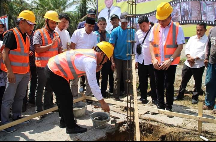 Bupati Labuhanbatu Letakan Batu Pertama Pembangunan Rumah Komunitas Guru