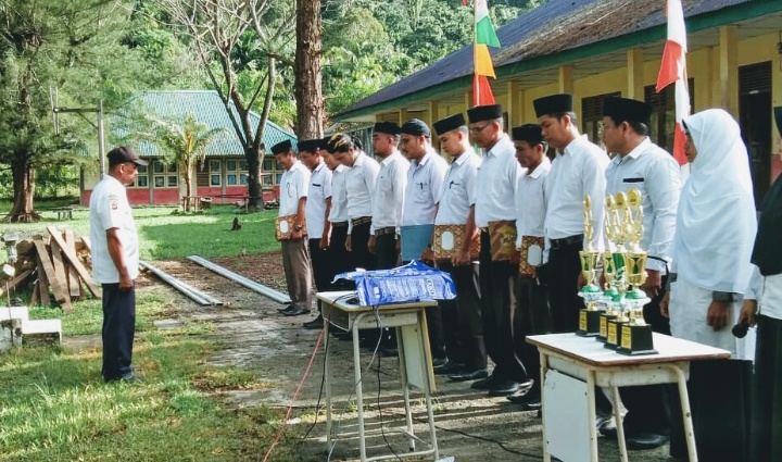 SMA Negeri 1 Teupah Barat Gelar Upacara Bendera Peringatan HGN Ke-74 Tahun 2019