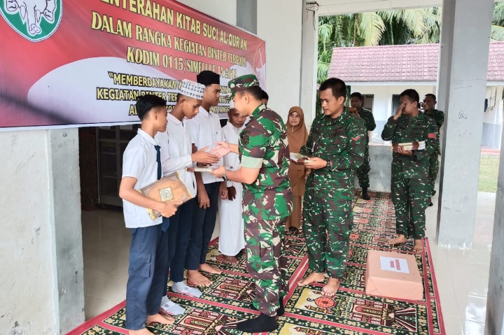 DANDIM 0115/Simeulue Bagikan Al-Qur’an di Pesantren Darul Aitami