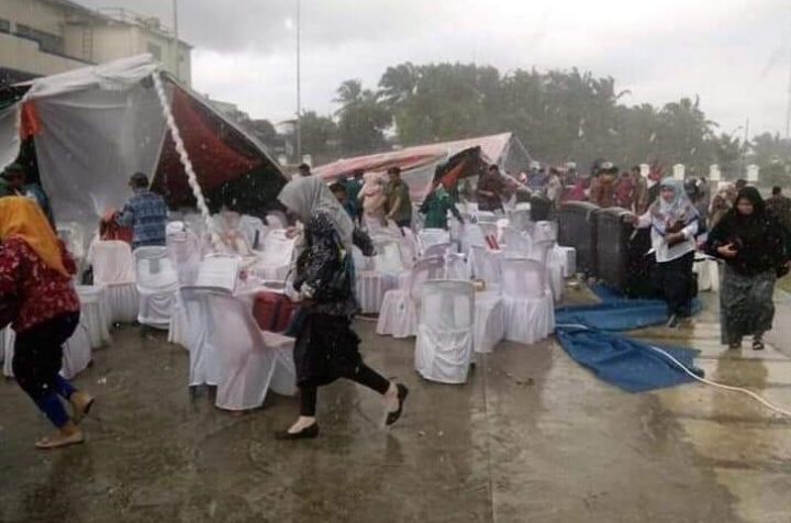 Dihantam Hujan dan Angin Kencang, Tenda Utama Tempat Launching Pilkada Labusel Ambruk