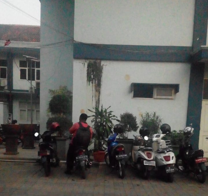 Kotor dan Terkesan Kumuh, Dinding Gedung DBMSDA Terlihat Hitam dan Berjamur