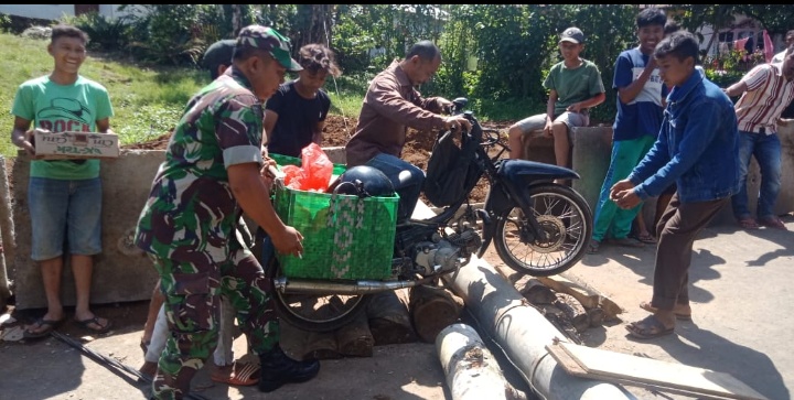 Bersama Warga, Babinsa 01/Batangtoru Bantu Evakuasi Pohon dan Tiang Listrik Yang Tumbang