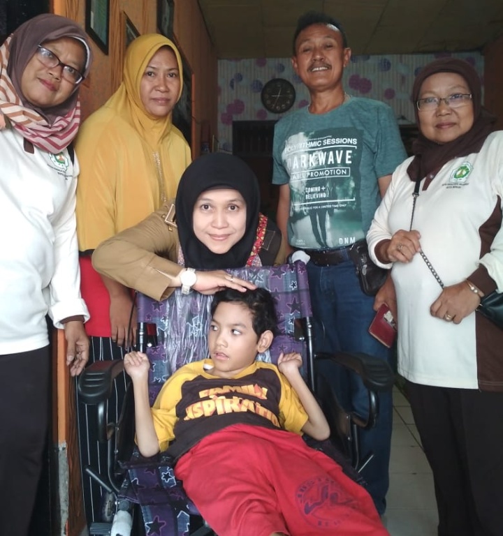 Bantu Kebutuhan Masyarakat, Kelurahan Jakasampurna Serahkan Kursi Roda Pada Anak Penyandang Disabilitas