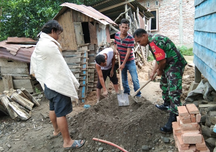 Bersama Warga di Desa Binaan, Babinsa Koramil 05/Padang Bolak Bangun Jamban Sehat