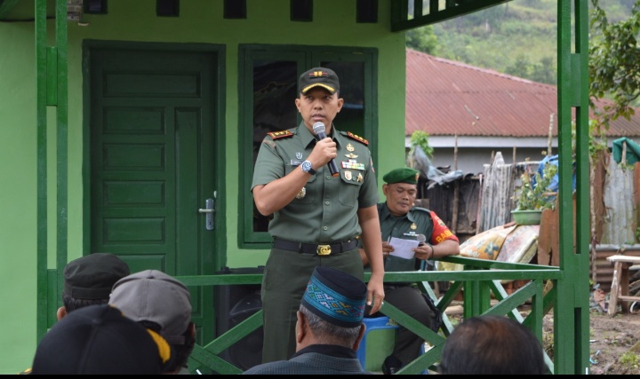 Binter Terpadu Bedah Rumah Selesai, Dandim 0212/Tapsel Serahkan Kunci Rumah Kepada Warga