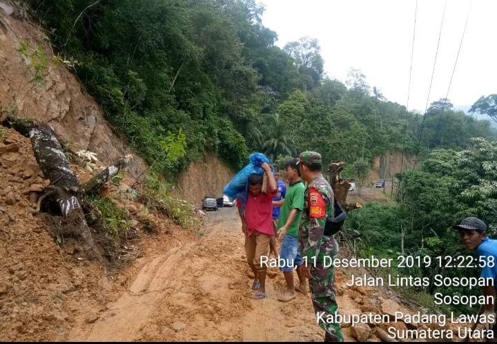 Bersama Warga Setempat, Babinsa Koramil 07/Sosopan Atasi Tanah Longsor