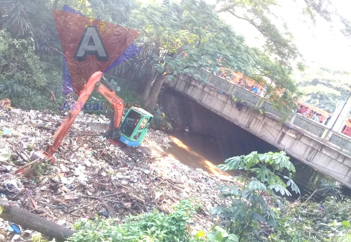 Evakuasi Sampah Yang Menggunung di Kali Baru Timur Nanggewer, Cibinong