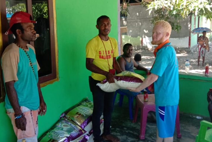 GAMKI MAnsel Sumbang 20 Karung Beras Bagi Pemudah Gereja di Manokwari Selatan