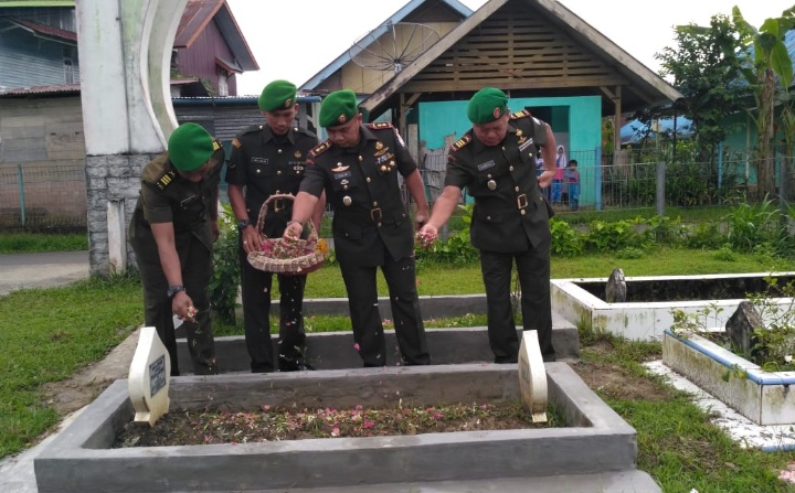 Dandim 0115/Simueulue Ziarah ke Makam Pahlawan, Dalam Rangka Peringati Hari Juang TNI AD