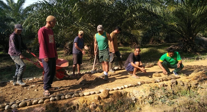 Bersama Karang Taruna Desa Kampung Sawah, Babinsa Koramil 17/Natal Perbaiki Jalan Menuju TPU