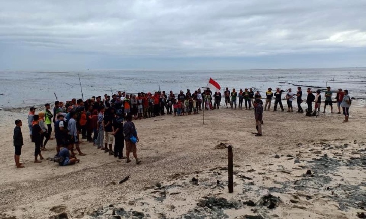 Selamatkan Hutan, Ratusan Pemuda Tanam Bakau di Pesisir Labuhanbatu