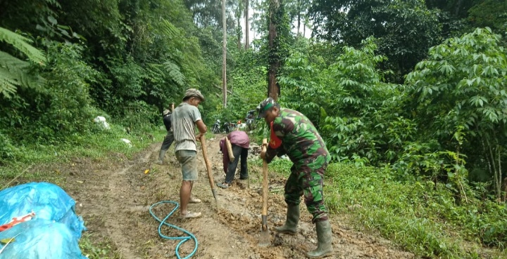 Membangun Desa, Babinsa Koramil 14/Kotanopan Bantu Waga Membangun Jalan