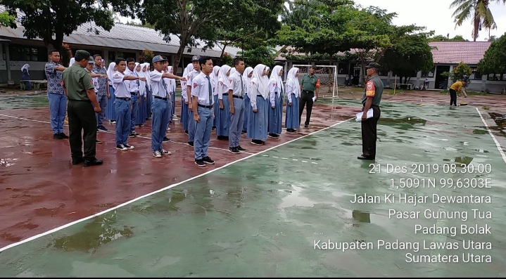 Babinsa Koramil 05/Padang Bolak Latih Tata Upacara Bendera Siswa SMAN 1 Padang Bolak