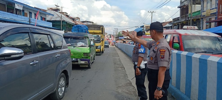 Kapolsek Pancur Batu Lakukan Pengaturan Lalu Lintas