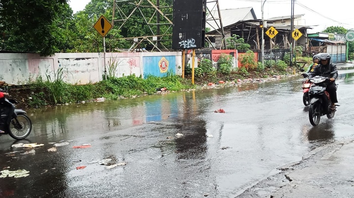 Sebagian Jalan Raya Sentul km 33 Sentul Bogor, Ber-aksesoriskan Sampah