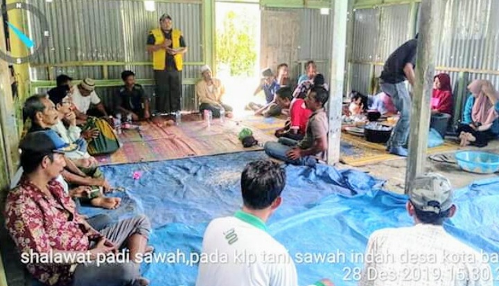 Kelompok Tani Sawah Indah Melakukan Shalawat Padi