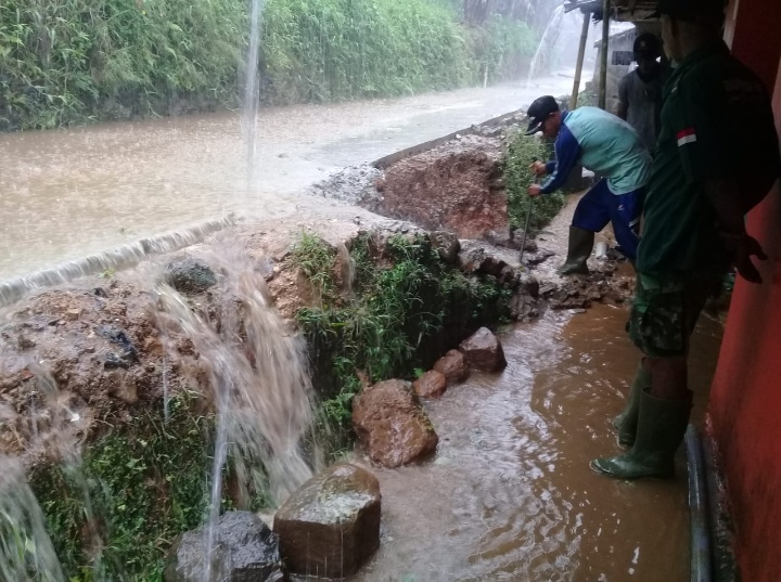 Warga kebanjiran, Kepala Desa Sigap Bertindak