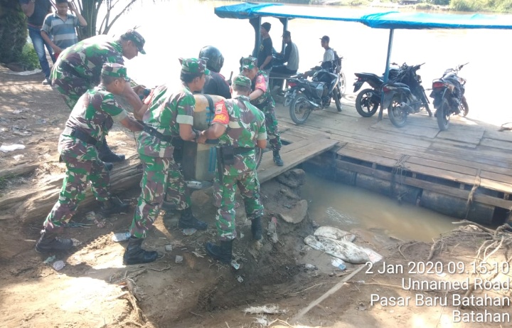 Libur Tahun Baru, Babinsa Koramil 20/Batahan Bantu Kelancaran Transportasi Air