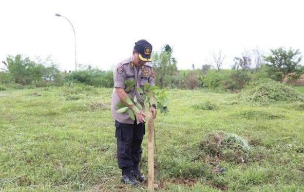 Peduli Lingkungan, Kapolda Sumut Tanam Pohon di Halaman Mapolda Sumut