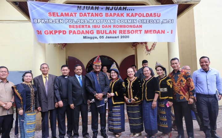 Safari Minggu Kasih ” Kapolda Sumut Bersama Ketua Bhayangkari Daerah Sumut Bagikan Sembako