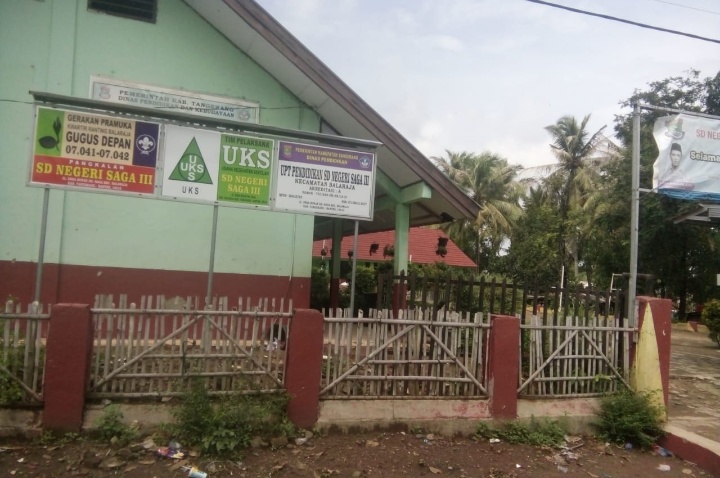 Sekolah Tak Berpagar, SD Negeri Saga lll Balaraja Dibuat sibuk oleh Kambing