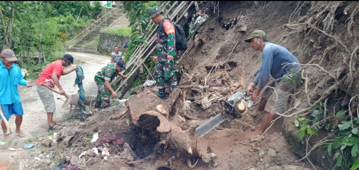 Koramil Andong Bantu Warga Bersihkan Puing Longsor