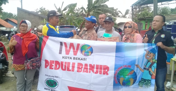 Pasca Banjir, Ikatan Wartawan Online Bekasi Serahkan Bantuan Logistik Korban Banjir