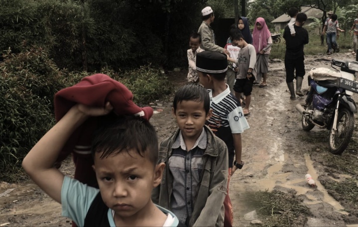 Masuk Sekolah Pasca Bencana Banjir Bandang, Mulai Lintasi Sungai hingga Fasilitas Seadanya