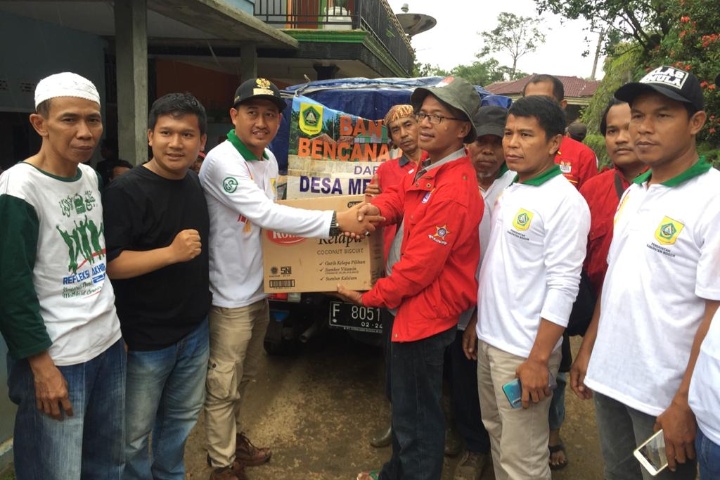 Serahkan Bantuan Logistik, Pemdes Mekarjaya Kecamatan Rumpin Ringankan Beban Korban Bencana Banjir di Cigudeg