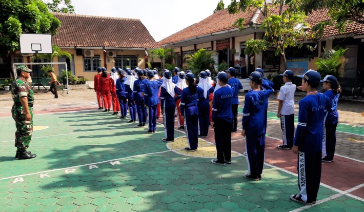 Tingkatkan Disiplin Siswa Siswi SMPN 16 Surakarta Pelda Yasir Latih PBB