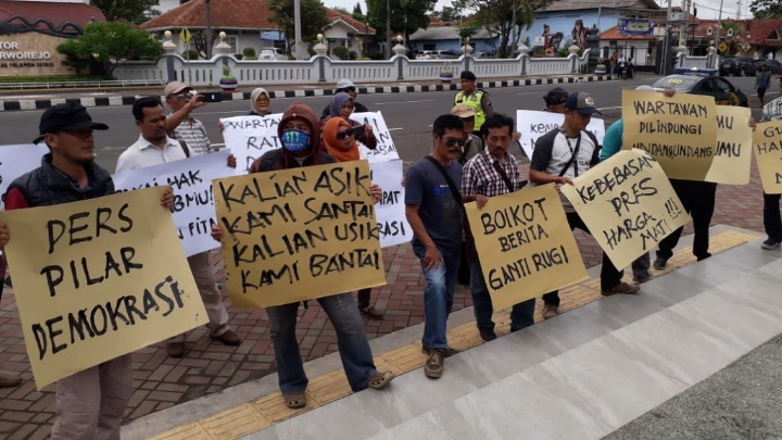 Oknum Orator Sebut Wartawan ” Pecundang”,  Jurnalis dari Berbagai Media di Purworejo Gelar Unjuk R