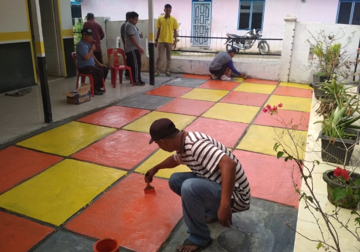 Jum’at Bersih, Lurah Bakaranbatu Percantik Halaman Kantor