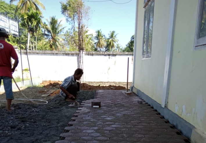 Pemasangan VAVING Blok di Kantor Keuchik  Rangkileh Sedang dikerjakan