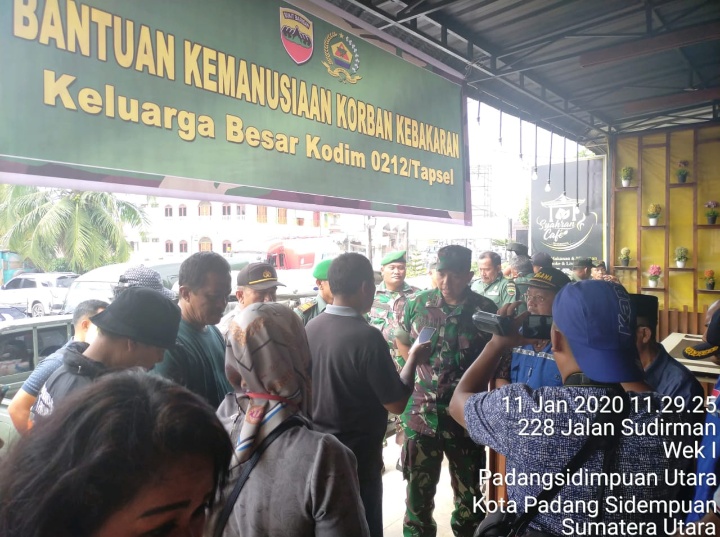 Dandim 0212/Tapsel Serahkan Bantuan Kemanusiaan Korban Kebakaran Padangsidimpuan