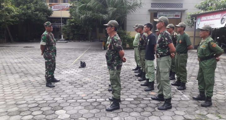 Babinsa dan Babinkamtibmas bersinergi beri Pelatihan PBB ke Linmas