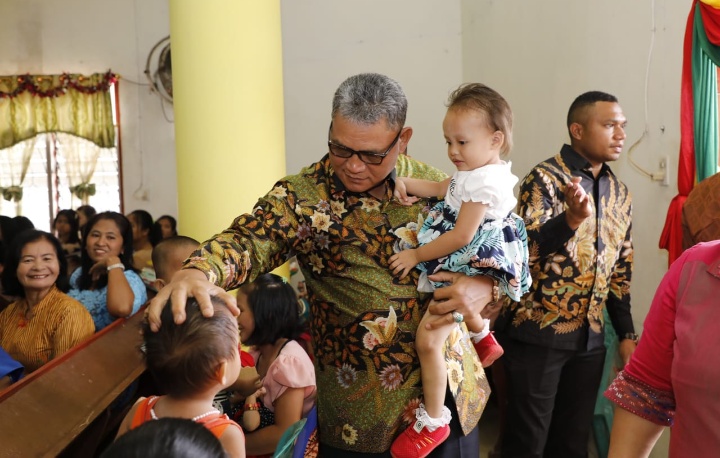 Kapolda Sumut Didampingi Ketua Bhayangkari Daerah Sumut Safari Minggu Kasih Ke Gereja BNKP