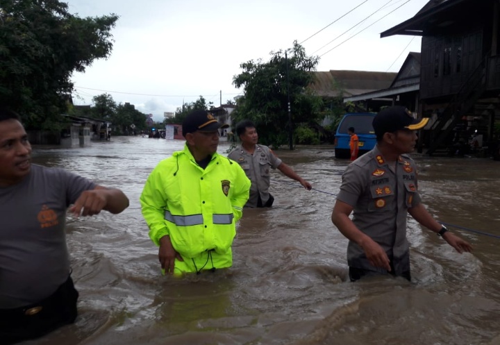 Aksi Heroik Kapolres Soppeng Terjang Banjir Demi Kemanusiaan